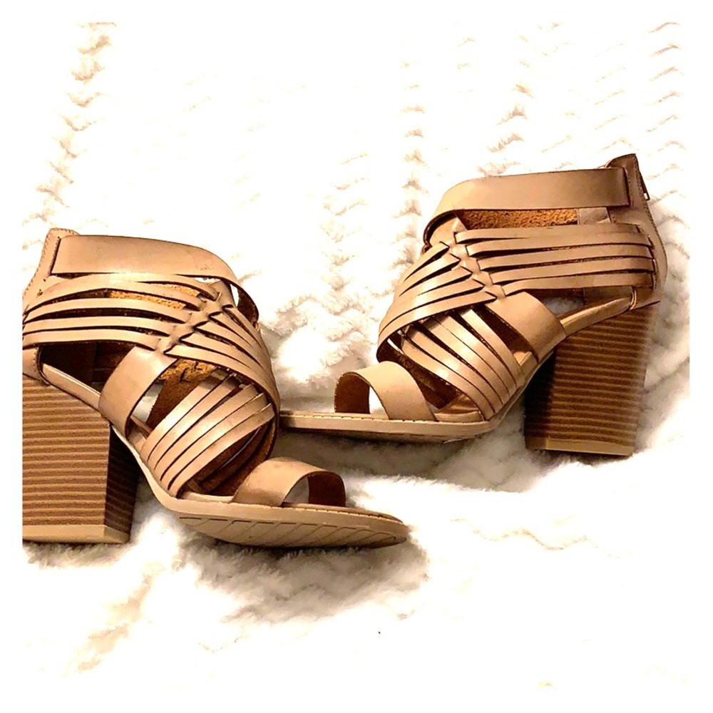 Qupid. Taupe Strappy Sandals. Size: 7.5